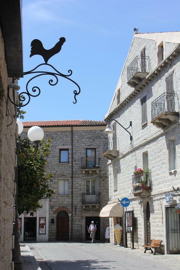 B&B Piazza Di L'Ara Tempio Pausania Exterior foto