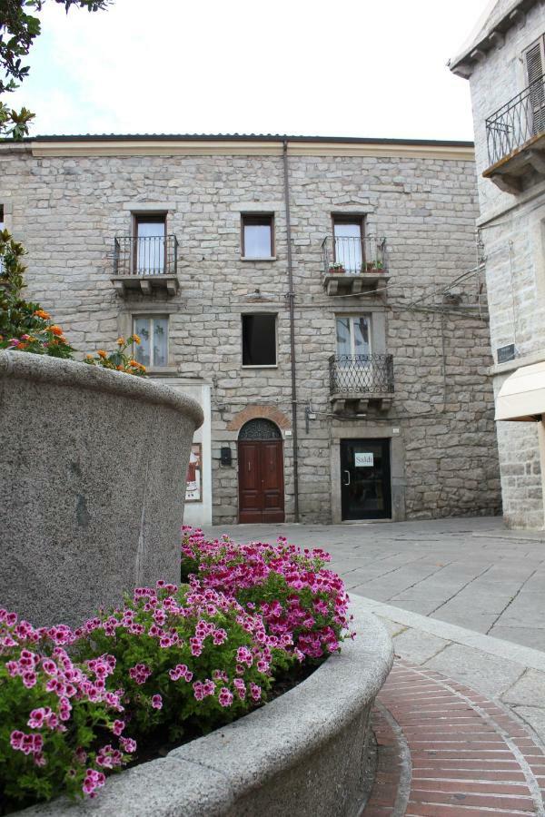 B&B Piazza Di L'Ara Tempio Pausania Exterior foto